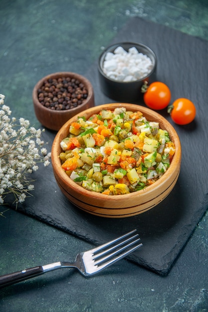 Vista frontal salada de vegetais com ingredientes cozidos dentro de um pratinho em fundo escuro