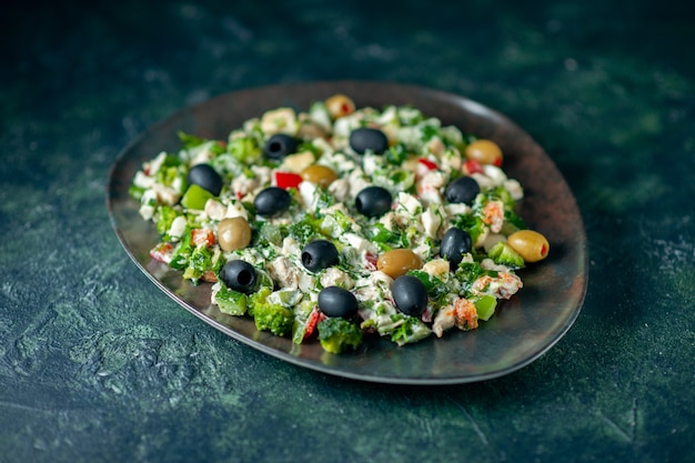 vista frontal salada de vegetais com mayyonaise e azeitonas na superfície azul escuro refeição cor feriado prato saúde foto jantar