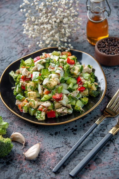 vista frontal salada de vegetais com temperos e alho na superfície escura comida restaurante comida fresca almoço dieta saúde