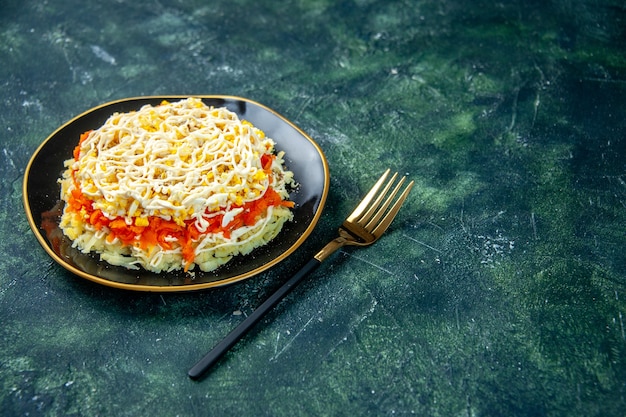 Vista frontal salada mimosa com ovos batata e frango dentro do prato azul escuro superfície cozinha feriado refeição de aniversário foto cozinha cor comida espaço livre