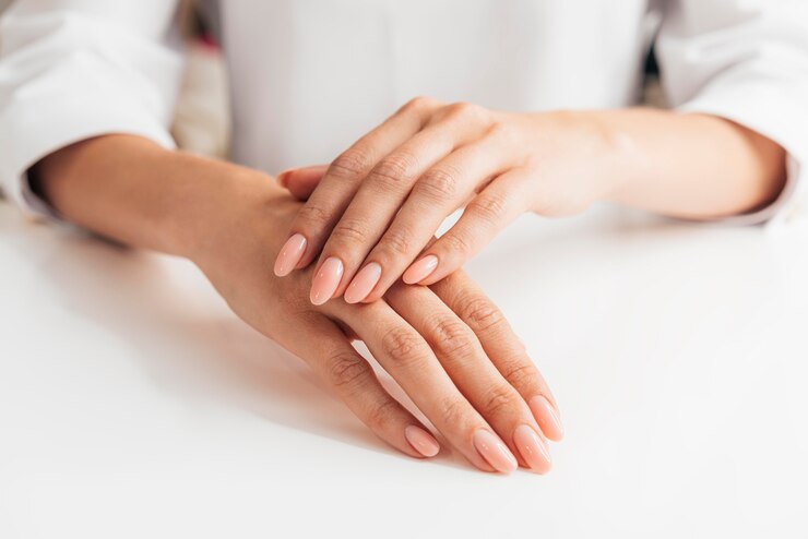 Foto grátis vista frontal saudável linda manicure