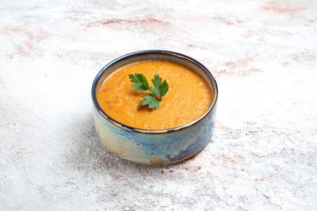 Vista frontal sopa de feijão chamada merci dentro do prato na superfície branca refeição de sopa comida feijão vegetal