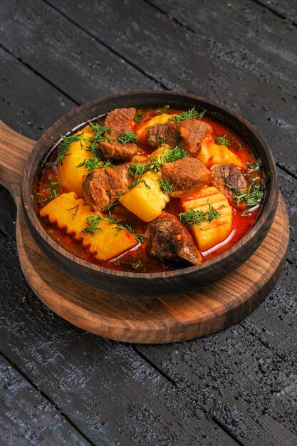 Vista frontal sopa de molho de carne com verduras e batatas na mesa escura sopa refeição molho de carne