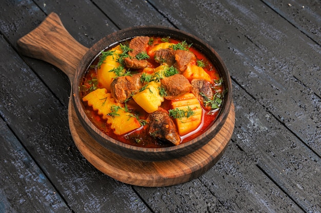 Foto grátis vista frontal sopa de molho de carne com verduras e batatas na mesa escura sopa refeição molho de carne