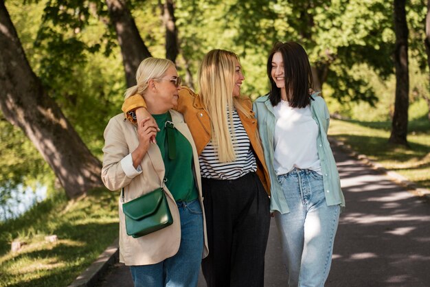 Vista frontal sorridente mulheres caminhando ao ar livre