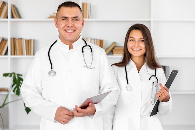 Vista frontal, sorrindo médico masculino e feminino