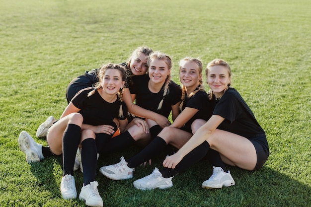 Foto grátis vista frontal, sorrindo mulheres esportivas, olhando para o fotógrafo