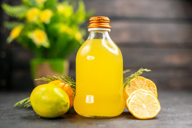 Vista frontal suco de limão limões fatias de limão em um vaso de planta