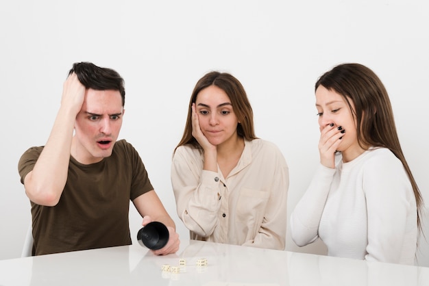 Foto grátis vista frontal surpreendeu amigos jogando jogos em casa