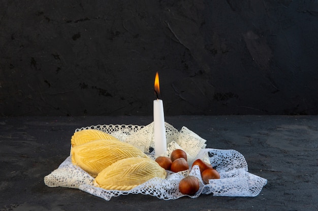 Foto grátis vista frontal tradicional doce doce do azerbaijão com nozes e uma vela acesa