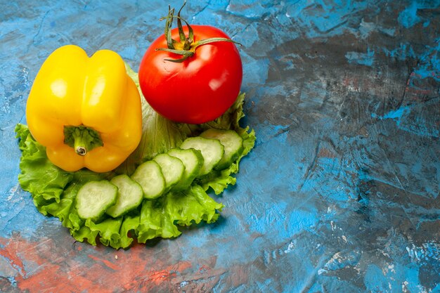 Vista frontal, vegetais frescos, tomate, salada verde e pimentão, fundo azul, refeição, salada, saúde, alimento maduro, dieta, cor