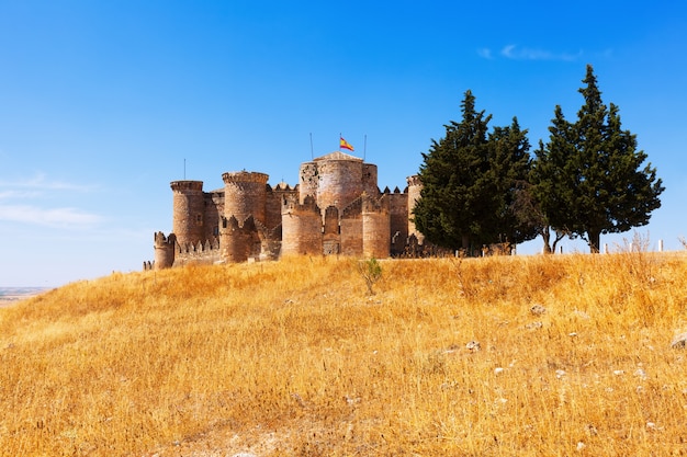 Vista geral do castelo medieval em Belmonte