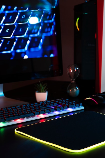 Vista gradiente da configuração da mesa de jogos de néon iluminada com teclado