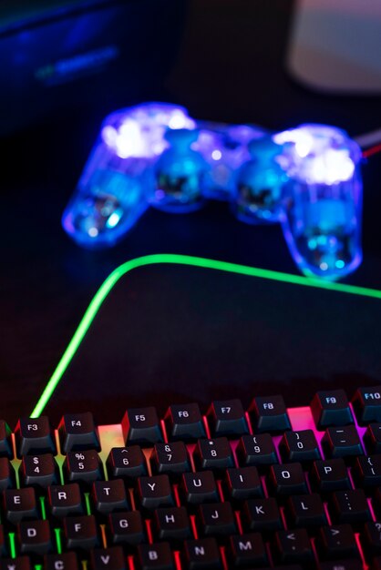 Vista gradiente da configuração da mesa de jogos de néon iluminada com teclado
