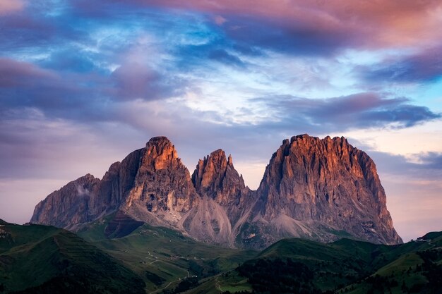 Vista hipnotizante da montanha Sassolungo, Itália