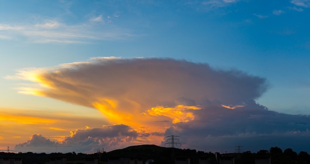 Vista hipnotizante de uma nuvem lenticular em Laziska Gorne, Polônia