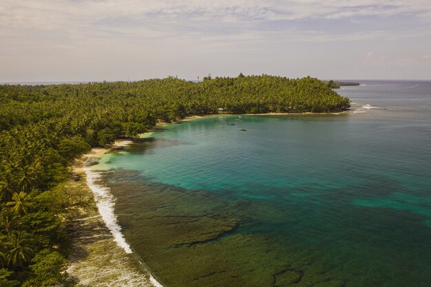 Vista hipnotizante do litoral com areia branca e águas cristalinas turquesa na Indonésia