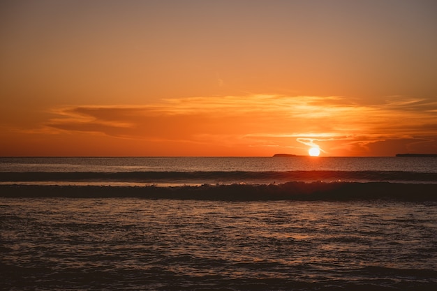 Vista hipnotizante do oceano calmo durante o pôr do sol nas ilhas Mentawai, Indonésia