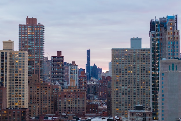 Vista incrível da paisagem urbana de Nova York em um belo nascer do sol