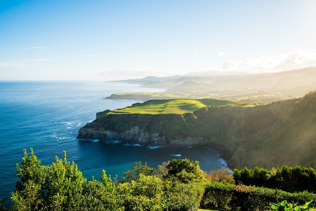 Foto grátis vista incrível de uma falésia verde perto do mar no arquipélago dos açores, portugal