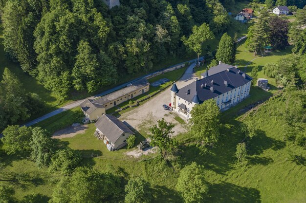 Vista incrível do Bukoje Manor na Eslovênia cercado por árvores