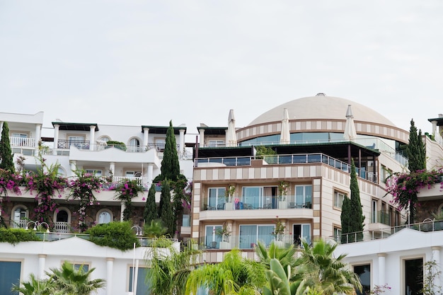 Foto grátis vista incrível do hotel real de luxo da cúpula em bodrum turquia