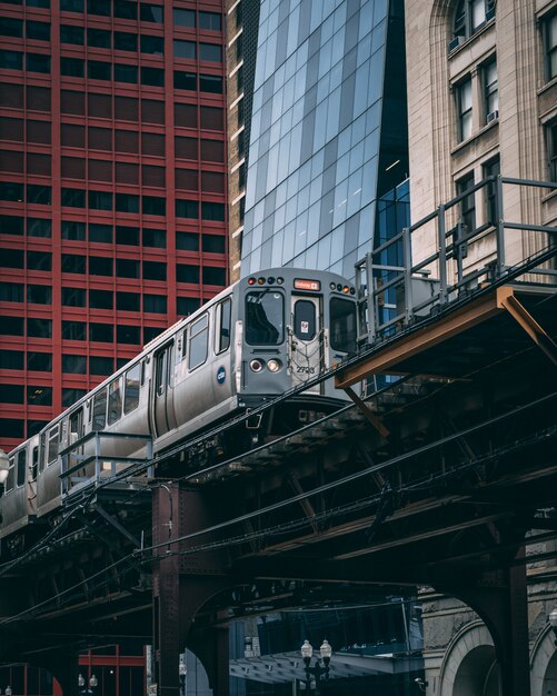 Vista industrial de um trem elevado do metrô em Chicago