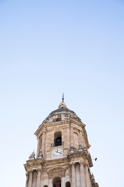 Vista inferior da torre da igreja