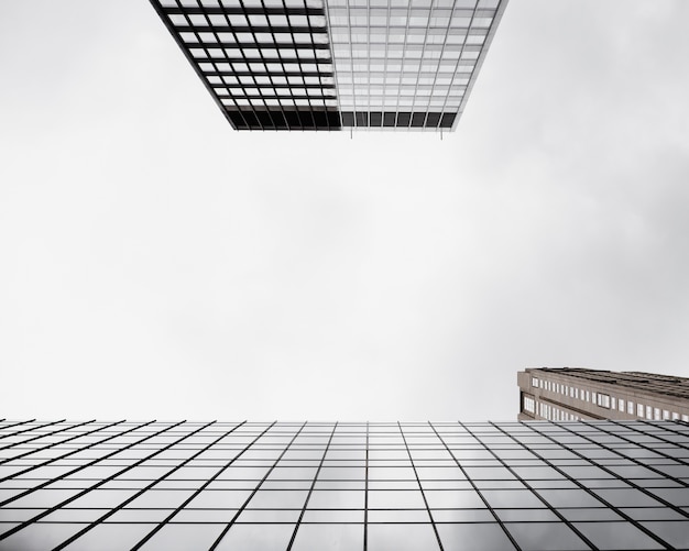 Foto grátis vista inferior de edifícios de vidro modernos