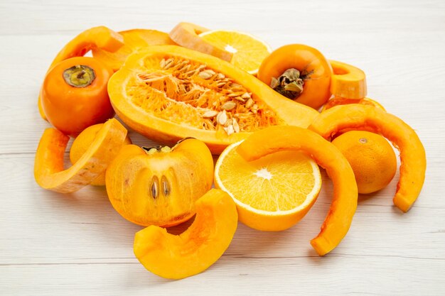 Vista inferior, meia tangerina de abóbora cortada e caqui laranja