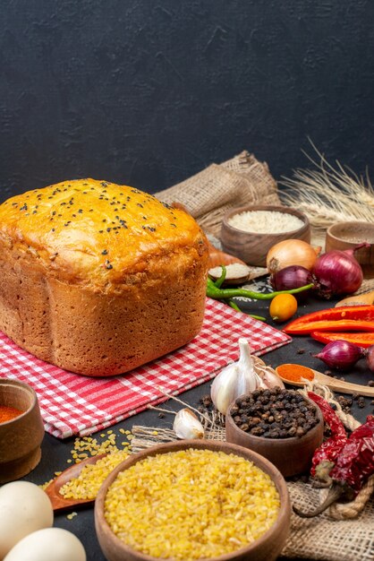 Vista inferior pão saboroso pimentas ovos trigo bulgur em uma tigela na mesa