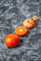 Foto grátis vista inferior tangerinas frescas descascadas em mesa com espaço livre