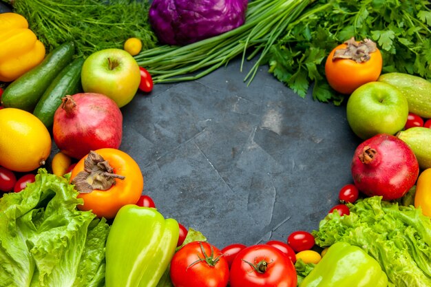 Vista inferior vegetais e frutas tomate cereja repolho roxo cebola verde salsa alface pimentão verde romã caqui maçã com espaço de cópia