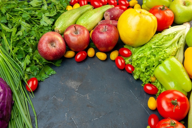 Vista inferior vegetais e frutas tomates cereja maçãs cumcuat cebola verde alface salsa pimentões com cópia local