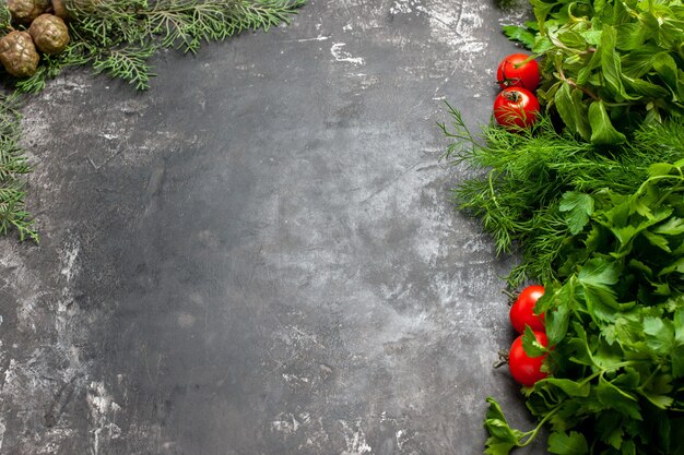 Vista inferior, verdes e tomates no espaço de cópia de fundo escuro