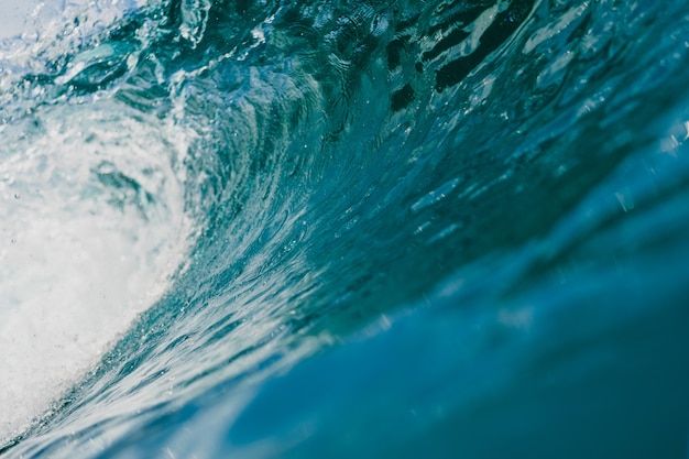 Vista interna da enorme onda quebrando do mar nas ilhas Mentawai, Indonésia