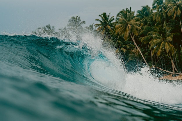 Vista interna da enorme onda quebrando do mar nas ilhas Mentawai, Indonésia