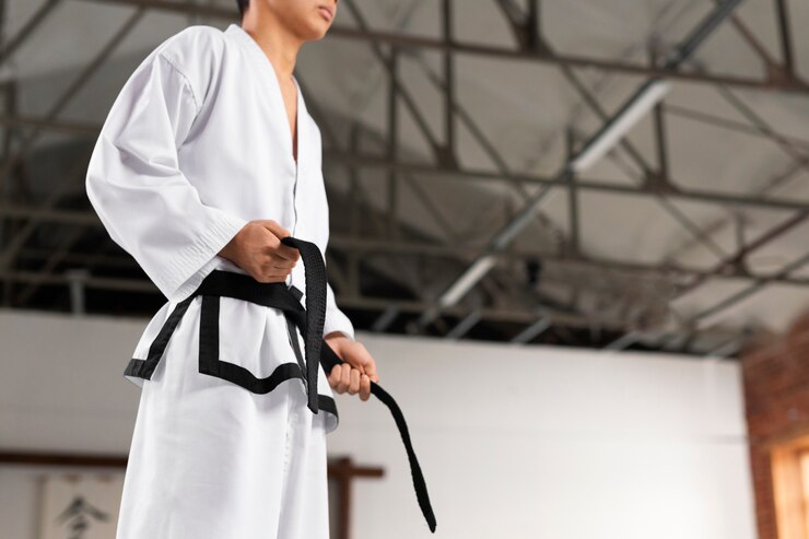 Foto grátis vista lateral adolescente praticando taekwondo