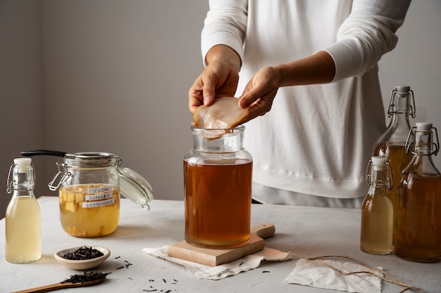 Foto grátis vista lateral adulta fazendo kombucha