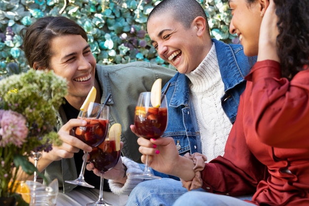 Vista lateral amigos felizes com bebidas