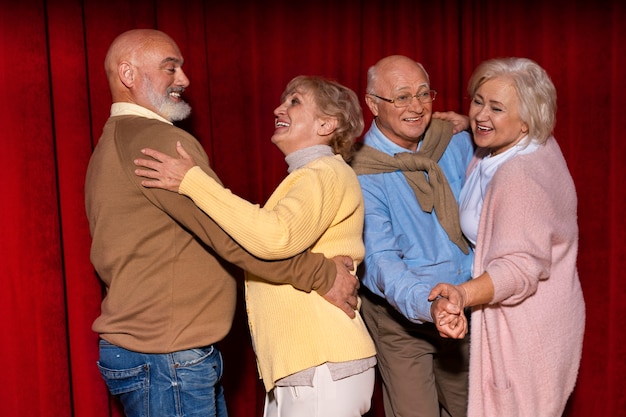 Foto grátis vista lateral amigos mais velhos dançando juntos