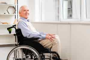 Foto grátis vista lateral, ancião, sentando, ligado, cadeira rodas
