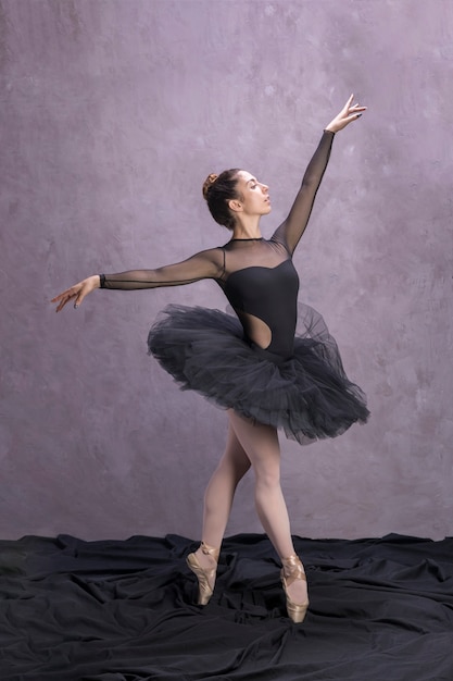 Foto grátis vista lateral bailarina posando no tutu
