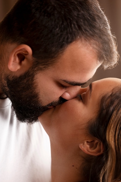 Foto grátis vista lateral casal fofo beijando
