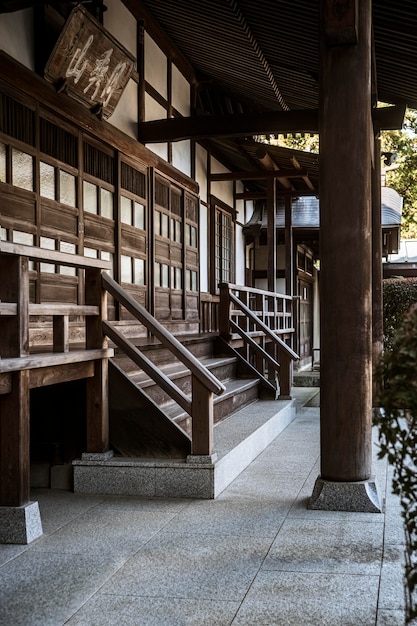 Vista lateral da entrada do templo japonês