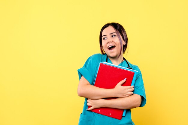 Vista lateral da médica com documentos fica feliz por saber como curar o paciente