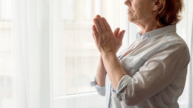 Foto grátis vista lateral da mulher rezando