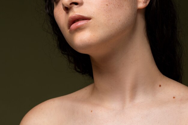 Vista lateral da textura da pele da mulher com toupeiras