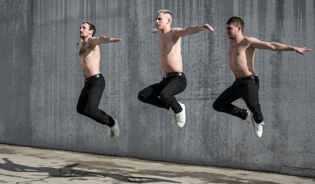 Foto grátis vista lateral de artistas de hip-hop masculino sem camisa dançando