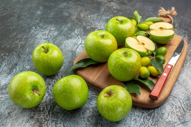 Vista lateral de close-up do quadro de maçãs da apetitosa faca de maçãs verdes